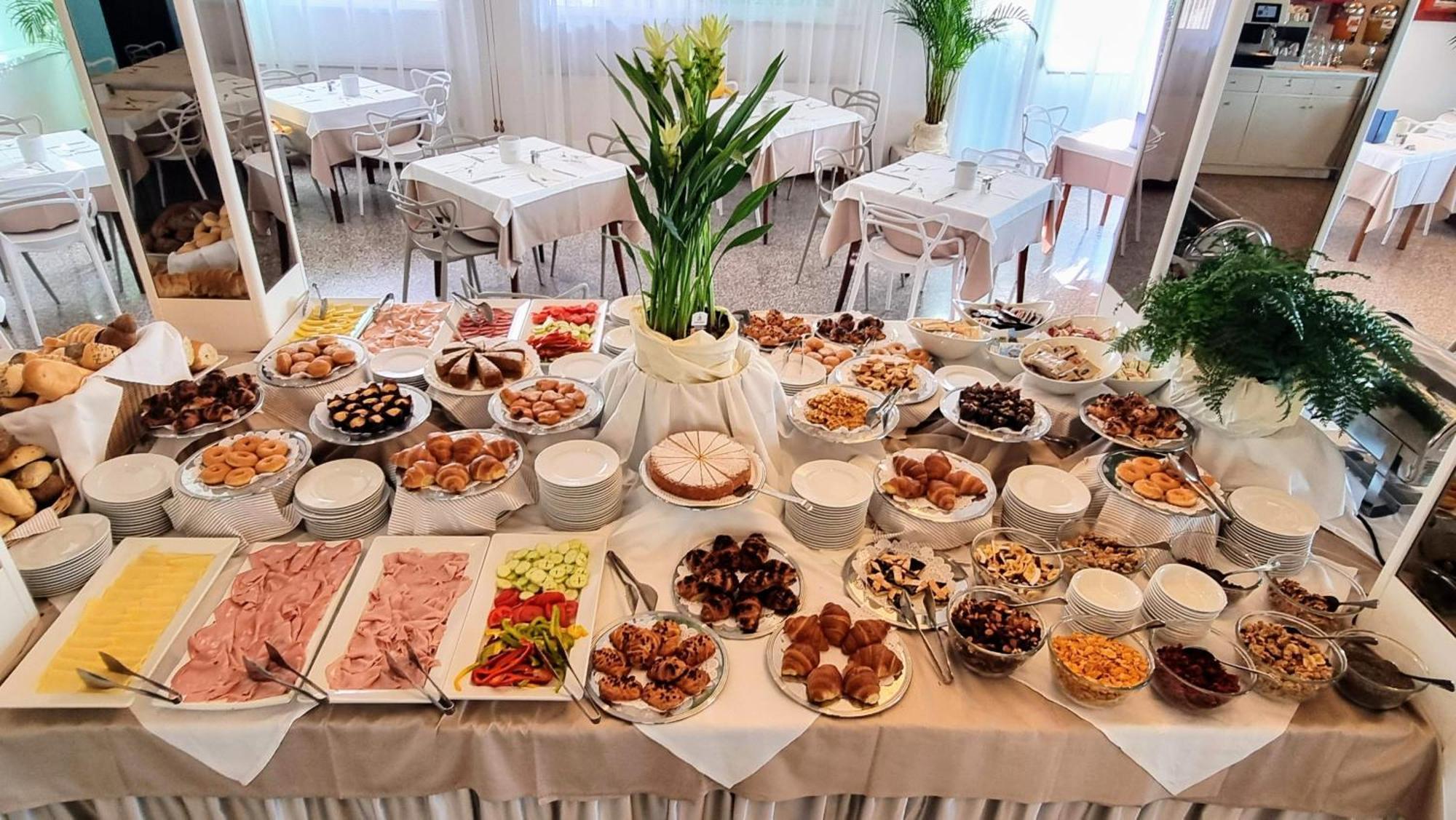 Hotel Bristol ลินญาโน ซับเบียโดโร ภายนอก รูปภาพ