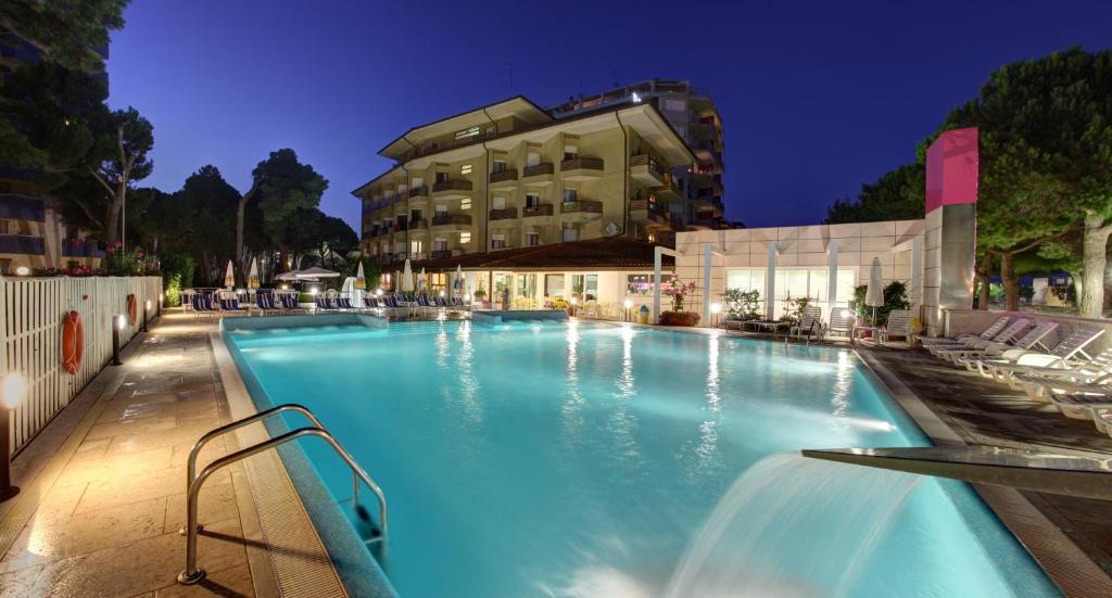 Hotel Bristol ลินญาโน ซับเบียโดโร ภายนอก รูปภาพ