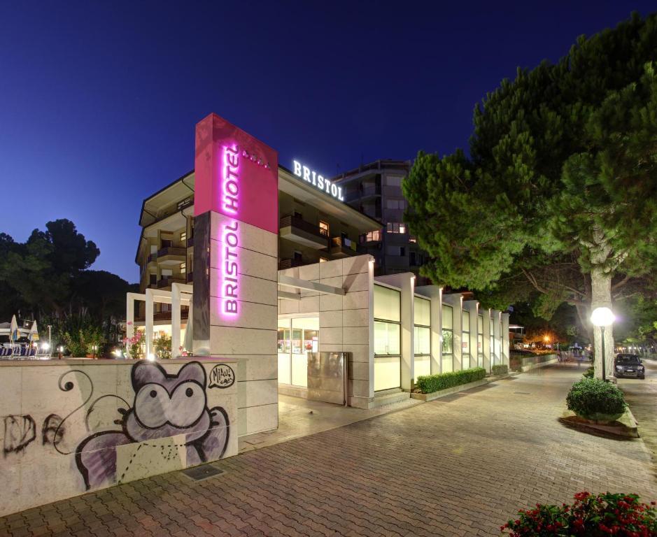 Hotel Bristol ลินญาโน ซับเบียโดโร ภายนอก รูปภาพ