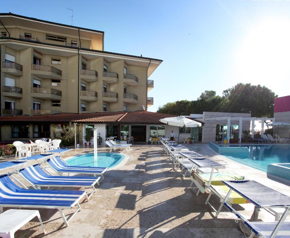 Hotel Bristol ลินญาโน ซับเบียโดโร ภายนอก รูปภาพ