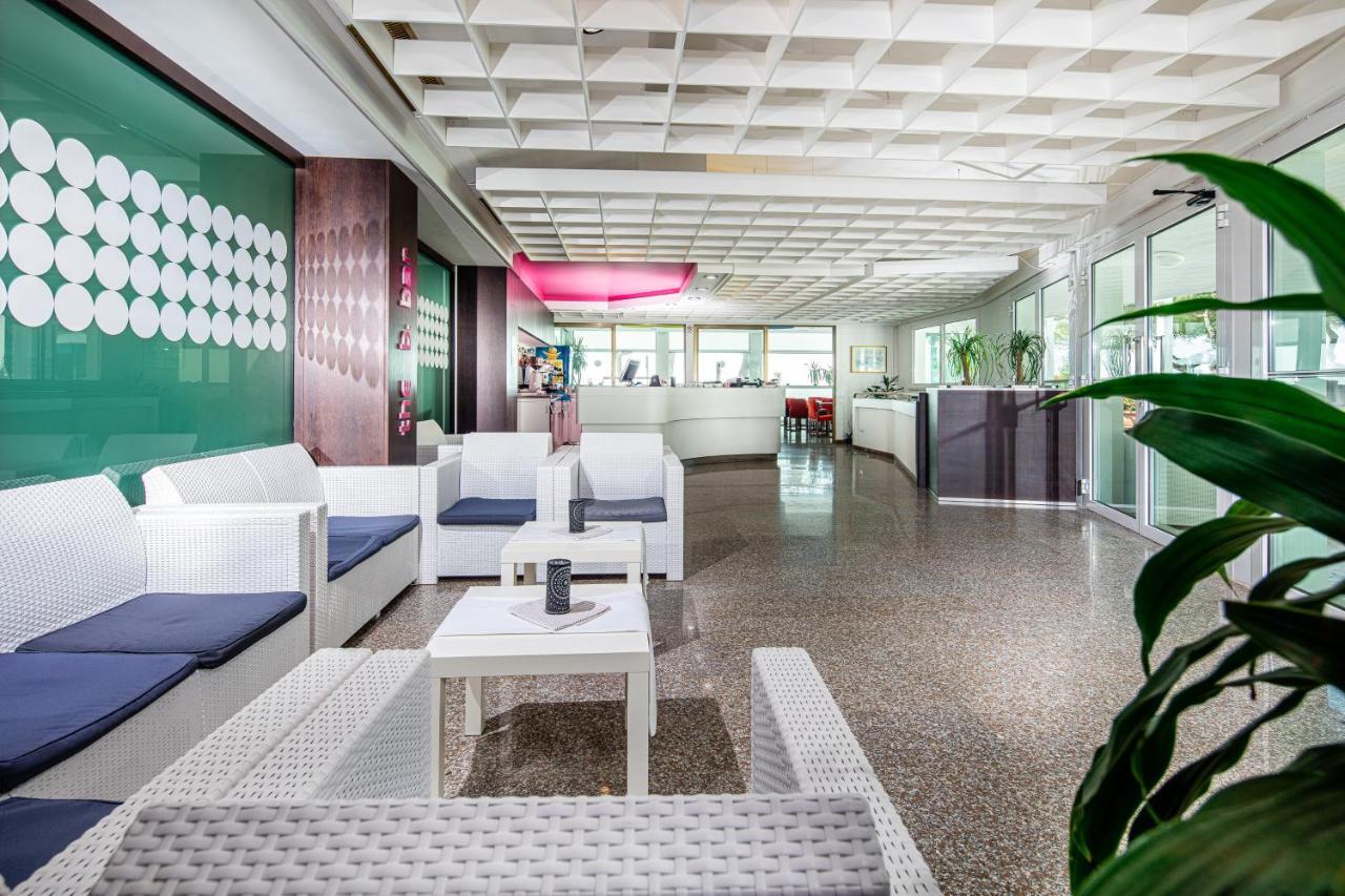 Hotel Bristol ลินญาโน ซับเบียโดโร ภายนอก รูปภาพ